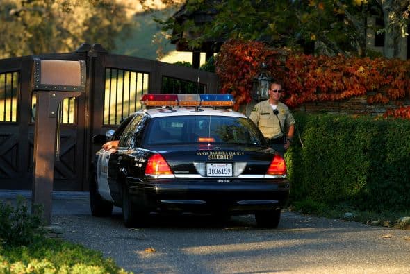 En 2005 la policía allanó "Neverland" en el curso de la investigación iniciada dos años antes contra Jackson por supuesto abuso sexual de menores.