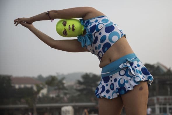 Las mujeres chinas, amantes de la playa, han comenzado a temer que el sol les cause manchas solares o patas de gallo.