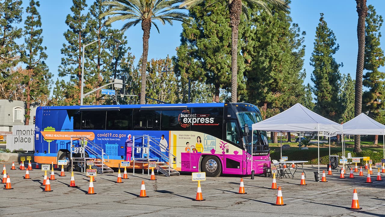 EL Bus Test Express es un vehículo totalmente equipado como una clínica móvil de atención primaria.
<b>"Están diseñados para aumentar la capacidad de atención médica tanto en centros urbanos como en áreas rurales, junto con poblaciones desatendidas y de difícil acceso",</b> indica un comunicado de prensa.