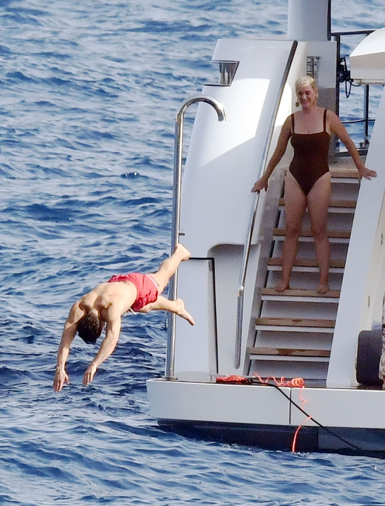 Mientras el actor usó un short rojo, Katy optó por un traje de baño café.