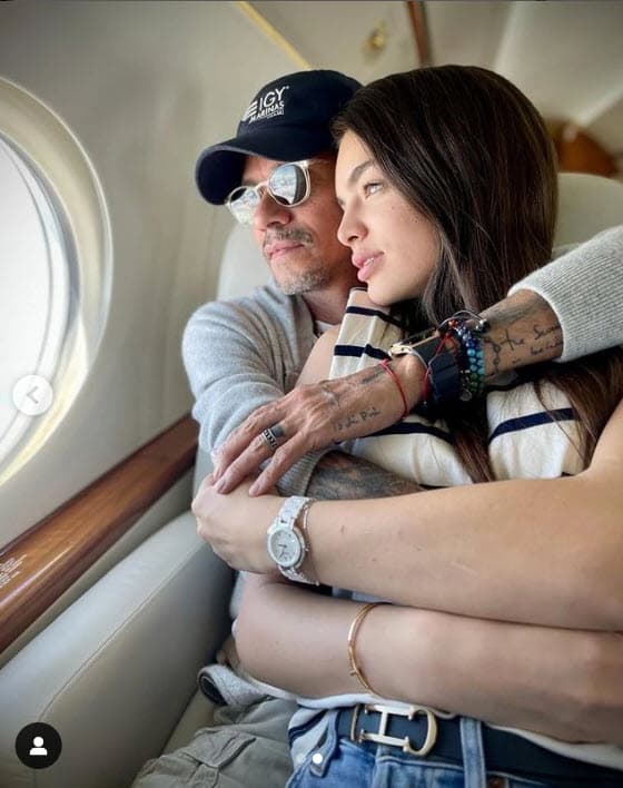 Este domingo 24 de abril, la pareja se trasladó a México como constató en la foto que el cantante colgó en su cuenta de Instagram en la que aparece en un avión. 
<br>