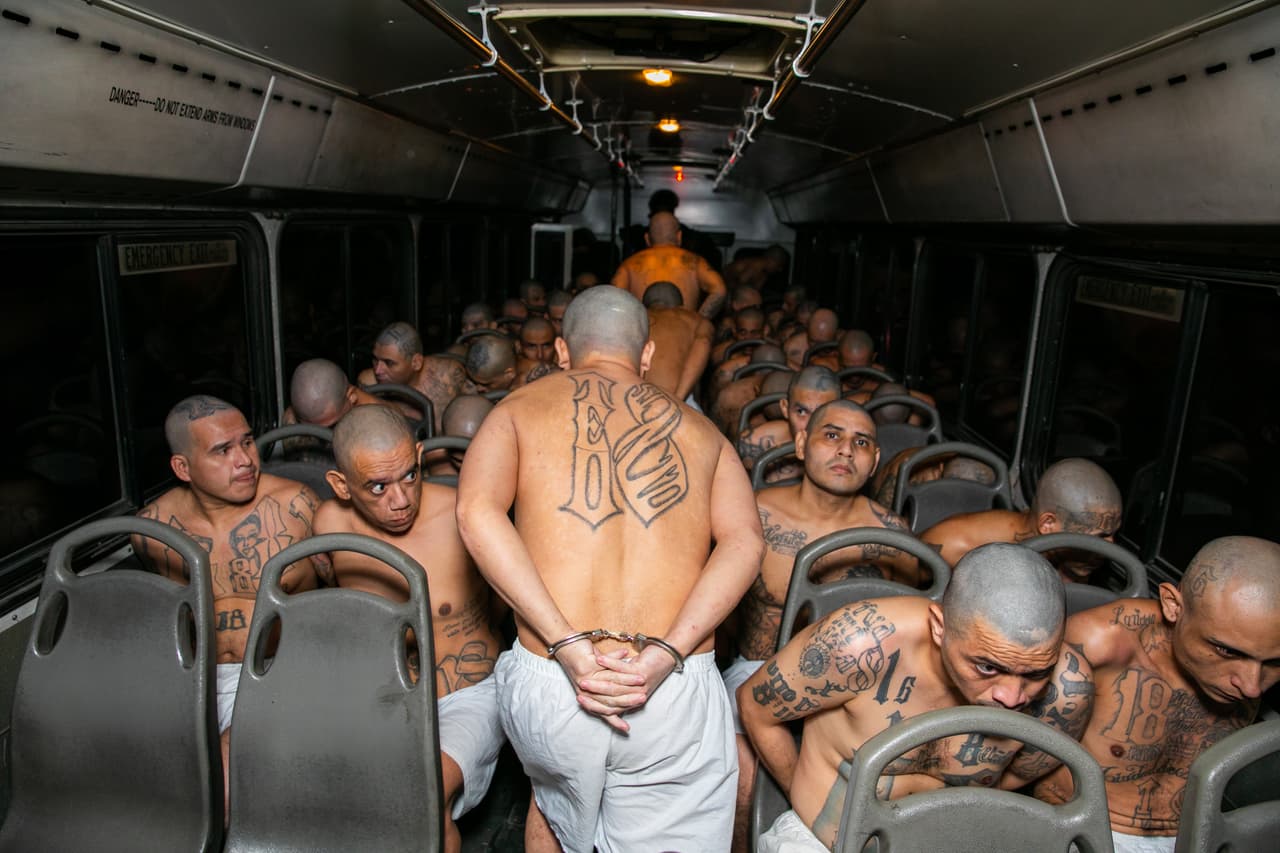 De acuerdo con las cifras oficiales, bajo el régimen de excepción –
<a href="https://www.univision.com/noticias/america-latina/el-salvador-aprueba-prorroga-extender-estado-de-excepcion" target="_blank">aprobado en marzo de 2022 tras una escalada de asesinatos</a>– se ha detenido a más de 64,000 personas, a las que el Gobierno acusa de ser pandilleros y de las que se han liberado a más de 3,300.