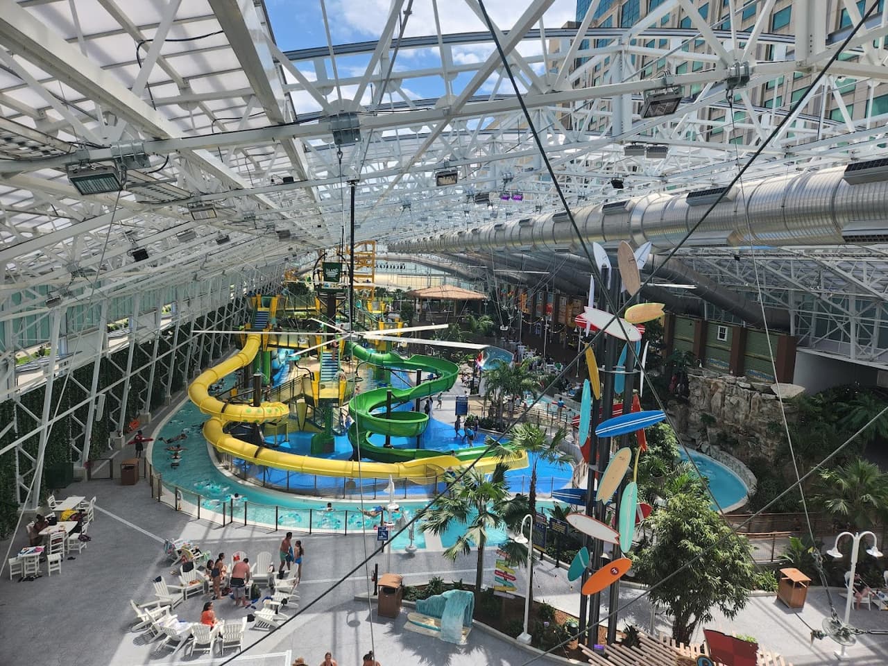 Hay mucha diversión en este oasis de 120,000 pies cuadrados, incluidos 11 toboganes de agua, seis bares y un río lento de 6,500 pies cuadrados.