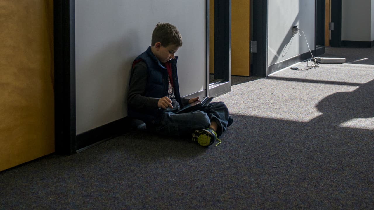 ¿Te preocupa el tiempo que pasan tus niños al frente de las pantallas?, así puedes establecer límites