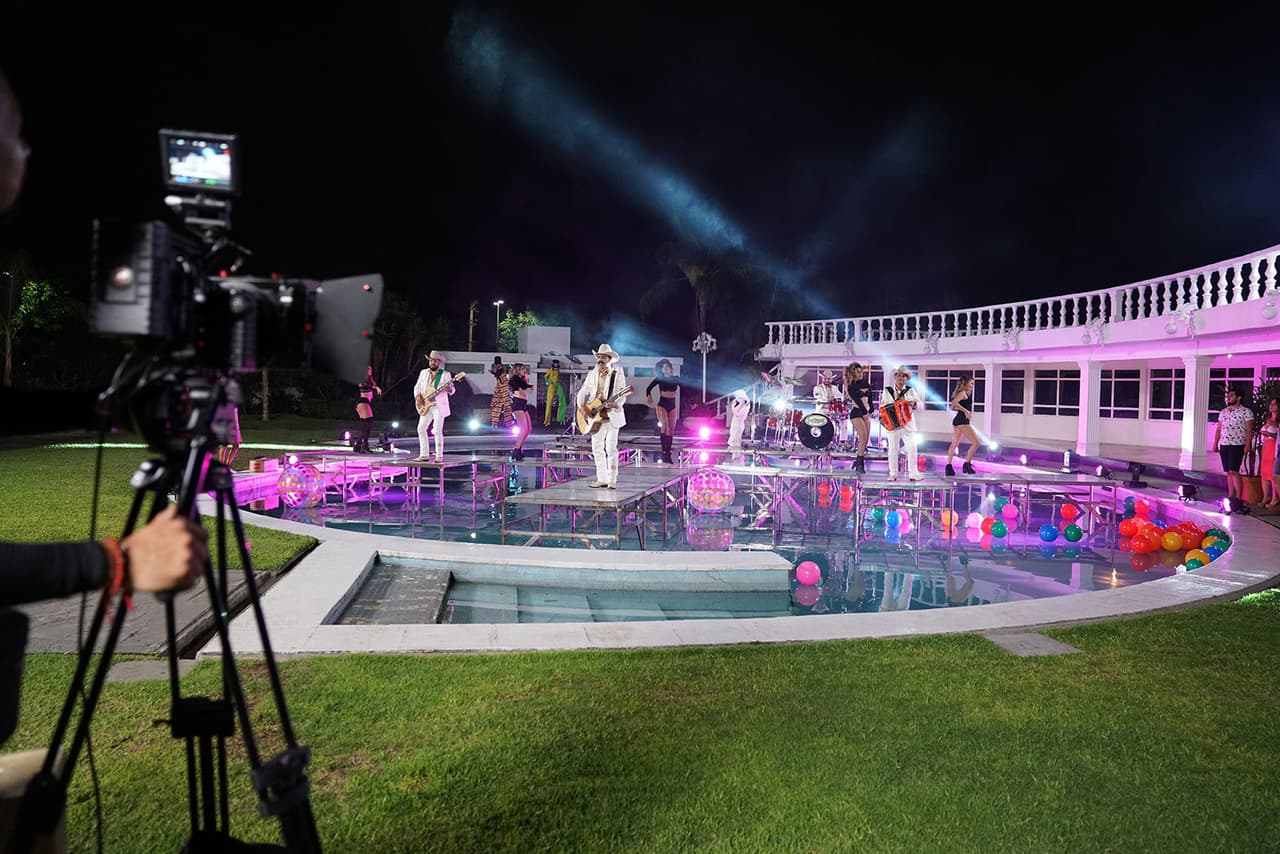 Luego de un intenso y caluroso día, Los Tucanes de Tijuana siguieron grabando en la noche, ya vestidos con sus clásicos trajes.