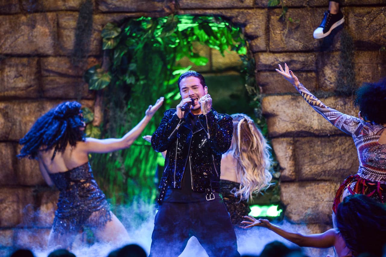 A los inolvidables performances de la noche se sumó el de J Bavin con el tema 'Safari'.