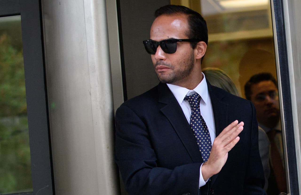 <b>Puesto 1. George Papadopoulos</b>, ex asesor de política exterior de la campaña de Trump. Fue arrestado en julio de 2017 y se declaró culpable en octubre de 2017 de hacer declaraciones falsas ante el FBI.
<a href="https://www.univision.com/noticias/politica/rusiagate-condenan-a-14-dias-de-carcel-a-george-papadopoulos-ex-asesor-de-campana-de-trump">Obtuvo una sentencia de 14 días. </a>