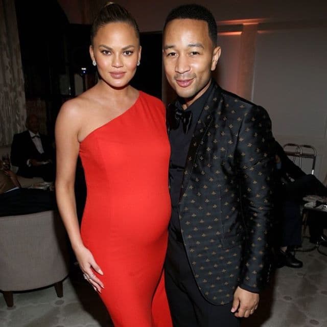 Chrissy Teigen y John Legend por fin pudieron encargar a su primer bebé.