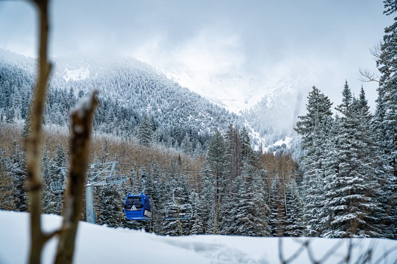 El
<a href="https://www.univision.com/local/arizona-ktvw/el-lugar-de-esqui-en-flagstaff-arizona-cuenta-con-nuevas-gondolas-para-los-aventureros-del-snowboarding-video">Arizona Snowbowl</a> esta ubicado en San Francisco, Arizona, a solo siete millas de Flagstaff, a dos horas de Phoenix y a 70 millas del Gran Cañón. Para información de la reapertura y las actividades que se llevan a cabo en el Arizona Snowbowl,
<a href="https://www.snowbowl.ski/winter-2020-2021-update/" target="_blank">haz clic aquí</a>.
<br>