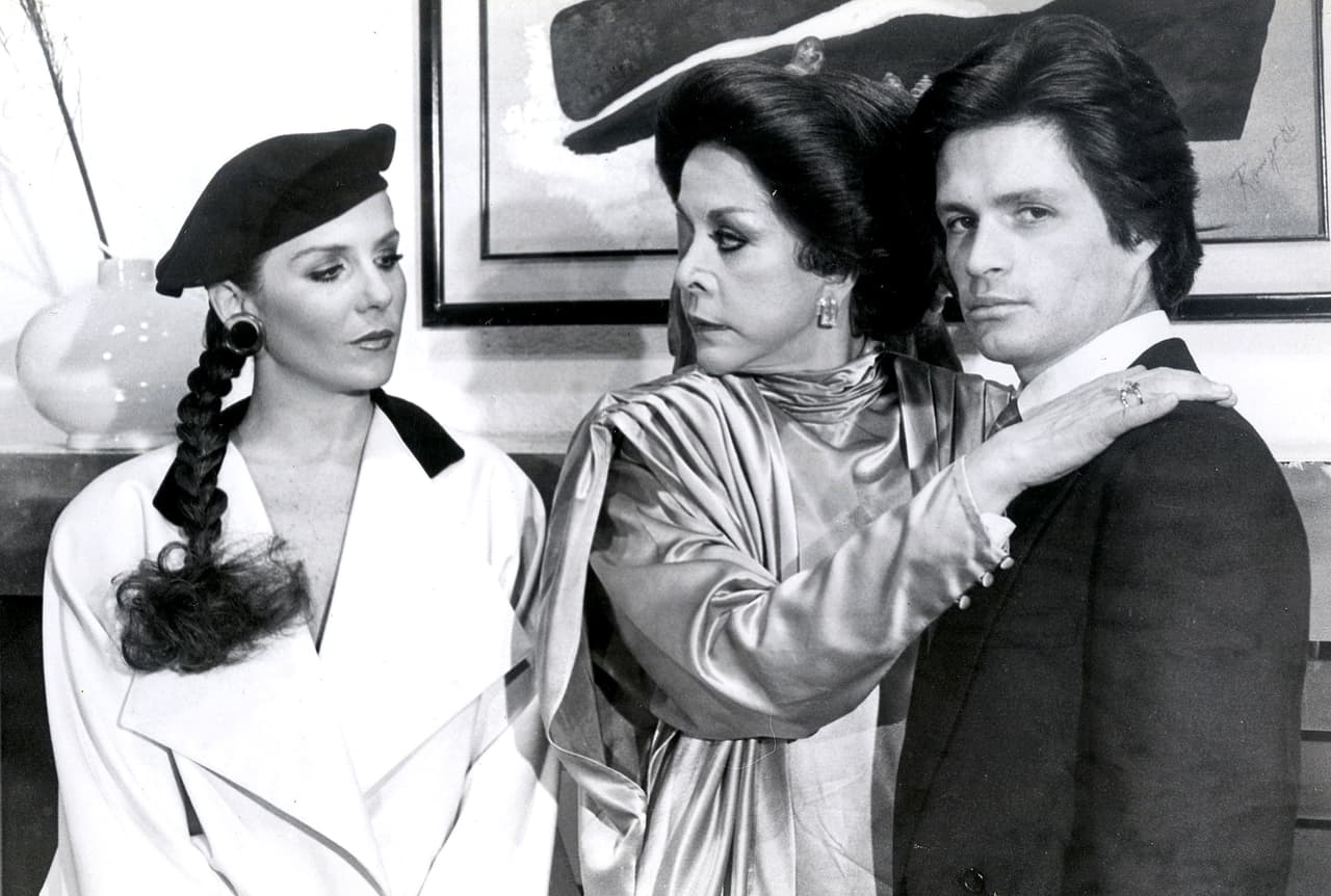 En el papel de Alejandro Larios, junto a 
<b>María Rubio</b> como 
<b>Catalina Creel</b> y Rebecca Jones como Vilma de la Fuente, se volvieron iconos de las telenovelas con todas las maldades que cometieron.