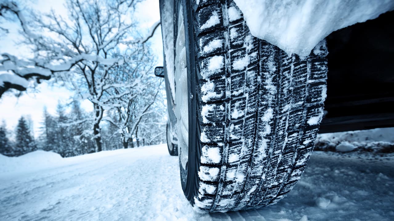 <b>Usar neumáticos de invierno</b>:
<br>
<br>Lo neumáticos de invierno están diseñados para maniobrar y sobre todo frenar sobre pavimento congelado. Esto se logra gracias al uso en su construcción de materiales más suaves que el de un neumático convencional, que permiten mayor flexibilidad en la banda de rodamiento durante su uso. Sin embargo, estás gomas suaves tienden a desgastarse muy rápidamente en pavimento secos por lo que nunca hay que dejarlas instaladas cuando la temperatura suba sobre los 45 grados Fahrenheit. Es una tarea laboriosa y hasta costosa, pero necesaria.
<br>