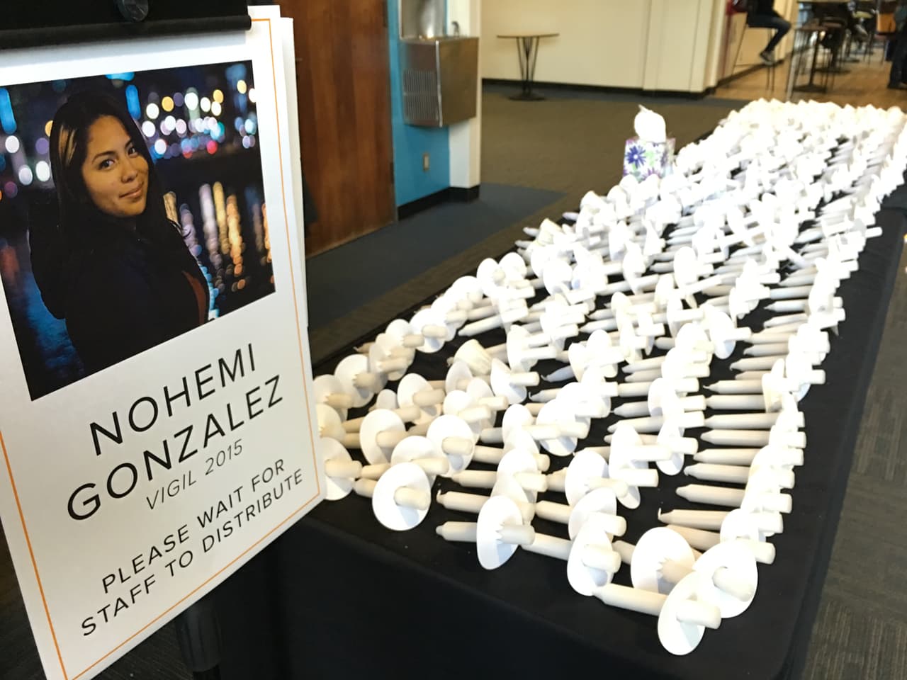 Una imagen de la joven hispana recibe a los asistentes al evento