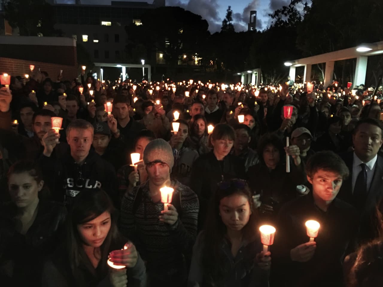 Un mar de velas recuerda a la joven hispana fallecida en París