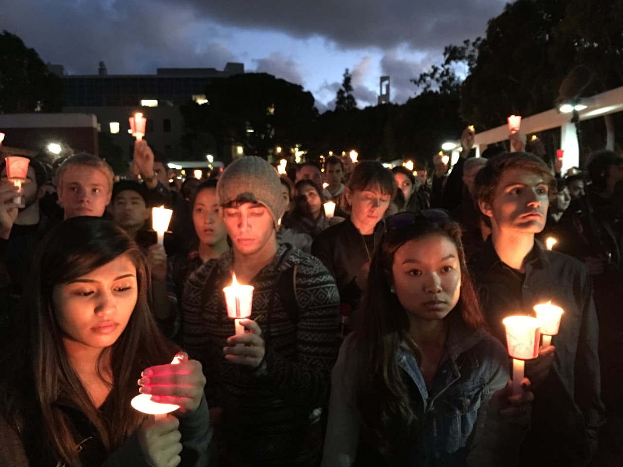 Vigilia en recuerdo de la estudiante hispana fallecida en los ataques en París