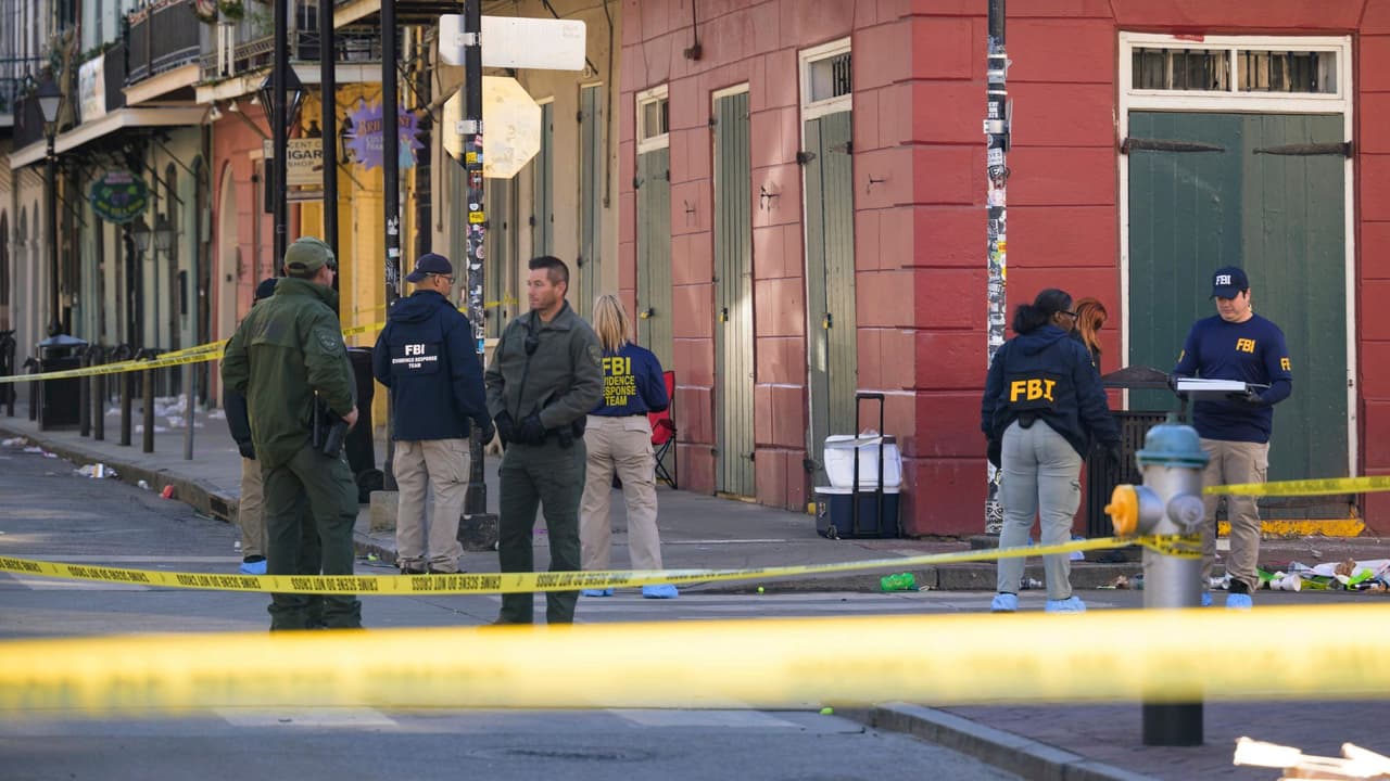 En la madrugada del primero de enero,
<b> <a href="https://www.univision.com/local/dallas-kuvn/la-camioneta-que-dejo-10-muertos-en-nueva-orleans-tiene-placas-de-texas-respuesta-de-autoridades-y-detalles-fotos" target="_blank">un hombre embistió intencionalmente con una camioneta Ford a una multitud de personas en Bourbon Street, en Nueva Orleans</a>, dejando 15 muertos y más de 30 heridos. <a href="https://www.univision.com/noticias/estados-unidos/en-vivo-ultima-hora-video-10-muertos-vehiculo-nueva-orleans-ano-nuevo??123" target="_blank">El sospechoso, identificado como Shamsud-Din Jabbar, un ciudadano estadounidense</a></b> 
<b> de 42 años vecino de Houston, Texas</b>, fue abatido por la policía tras el ataque. Las autoridades están investigando el suceso como un acto de terrorismo.