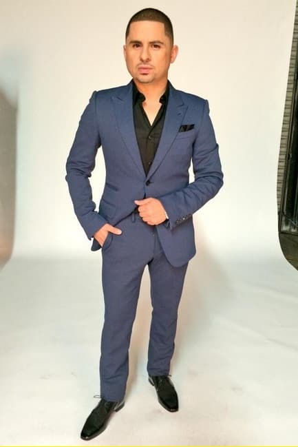 Los flamantes coordinados como este son la debilidad de Larry. Se nota que las sesiones de fotos las disfruta al máximo, por eso se pone muy guapo.