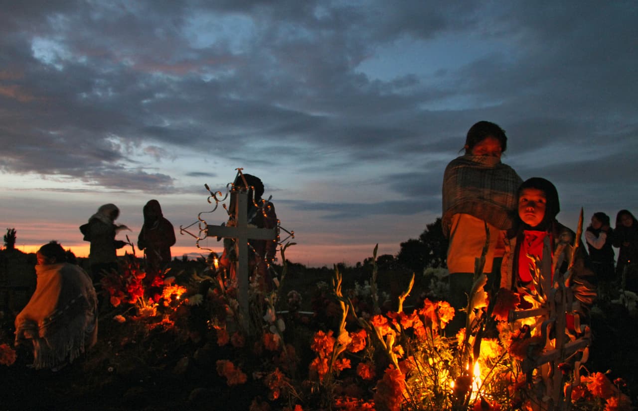 Para los antiguas culturas prehispánicas, la muerte no tenía las connotaciones morales de la religión católica, en donde existe la noción de un cielo y un infierno, al que se va dependiendo de nuestras acciones en vida. Ellos creían que los rumbos destinados a las almas de los muertos estaban determinados por el tipo de muerte que habían tenido.