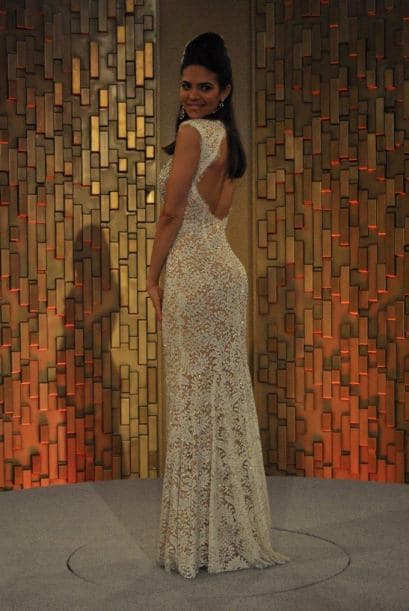 Vuelta, mirada y pose.