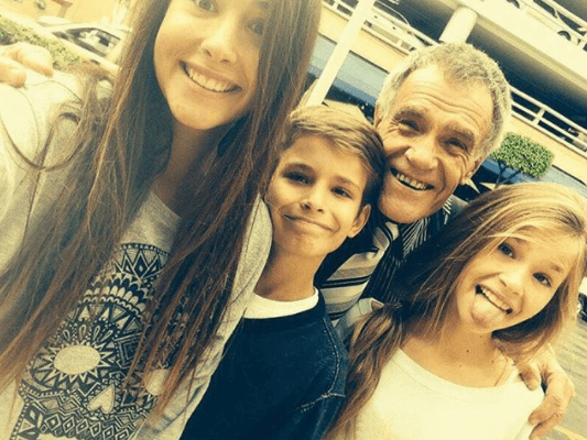 Recuperarse de la pérdida ha sido complicado, sin embargo, sus hijos lo motivan a seguir dando lo mejor. El señor Alejandro es un ejemplo a seguir como padre, ha mencionado que gracias a él es un papá cariñoso y dedicado.
<br>