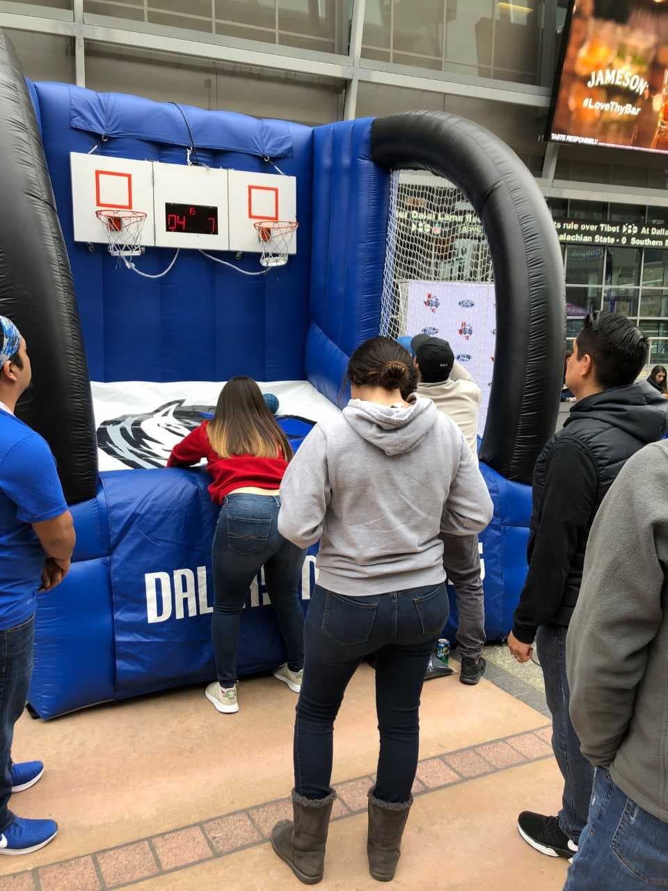 Aistentes tuvieron la oportunidad de hacer su prueba de puntería con tiros al canasto.