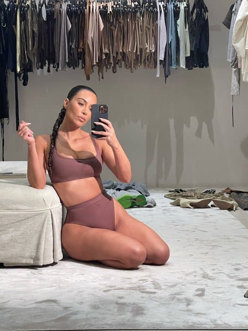 Antes de que se dieran a conocer las imágenes, Page Six publicó que Kim no había estado usando su anillo de matrimonio.