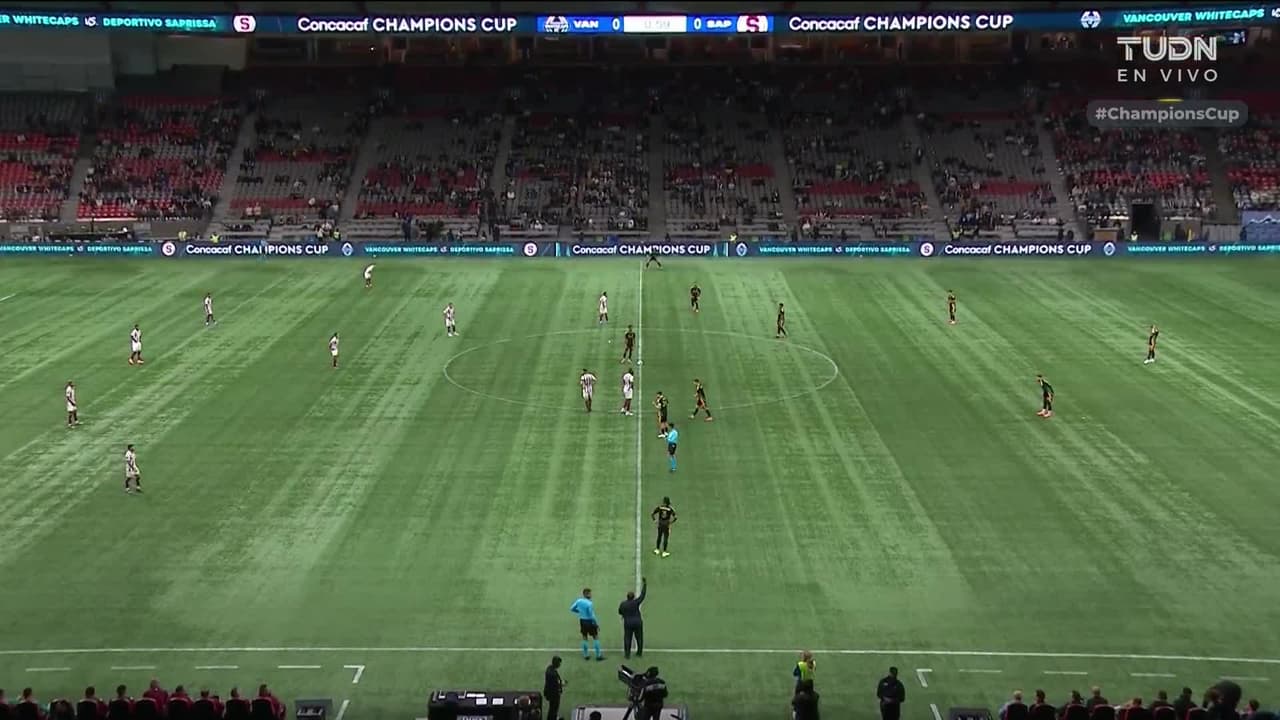 Arranca el partido y la pelota está en juego.