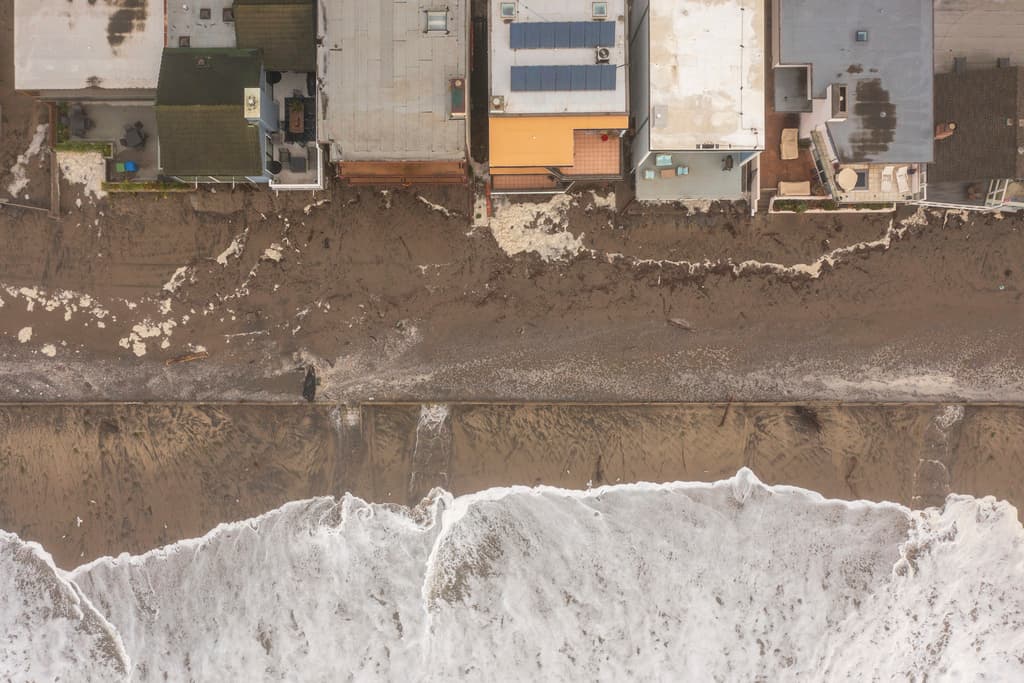 Las olas amenazaban con inundar Beach Drive, pero residentes y autoridades se mantenían alertas, tomando medidas de precaución.