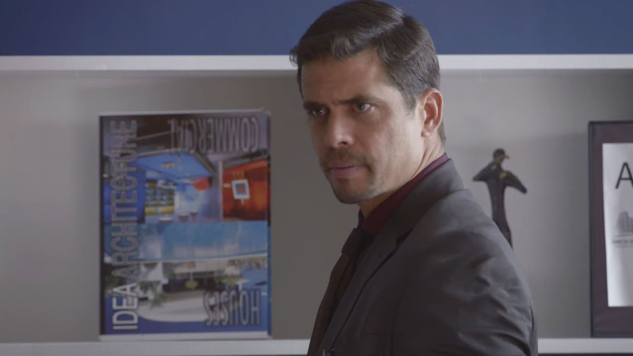 Iñaki por fin encontró un trabajo a su altura, está en el negocio de los bienes y raíces, es uno de los mejores empleados de Mariano.