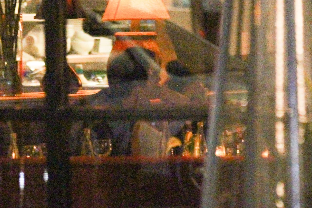 Estaban muy juntitos y el bailarín no dudo en apapachar a la cantante.