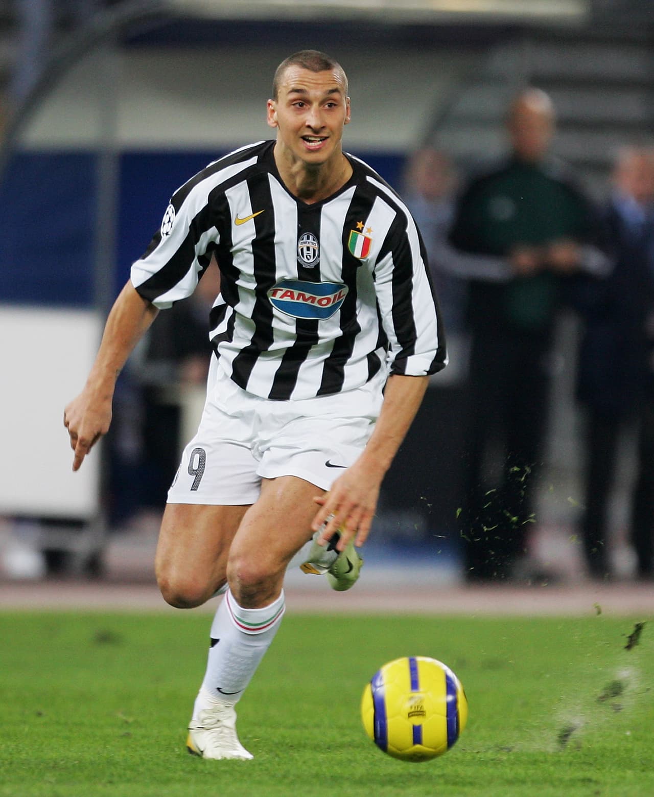 Su primer club en Italia fue Juventus y ahí vistió el dorsal '9' por tercera vez.