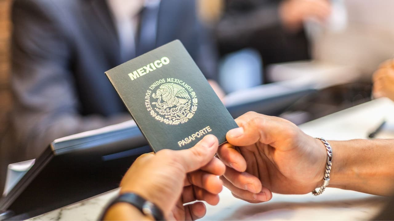 <h3 class="cms-H3-H3">Pasaportes, matrículas e INE: calendario consular de agosto en el norte de Texas</h3> Durante 17 días de agosto, la comunidad mexicana del norte de Texas
<b>podrá tramitar documentos en Corsicana, Dallas, Fort Worth y Kaufman. </b>
<br>
<b>El calendario incluye tres paradas del Consulado Sobre Ruedas</b> y una apertura especial de fin de semana en la oficina principal de Dallas.
<br>
<b>Las jornadas ofrecerán tres servicios:</b> expedición o renovación del pasaporte mexicano, matrícula consular y credencial para votar desde el extranjero.
<br>El anuncio del Consulado de México en Dallas
<b>no incluye visas, poderes notariales, registros de nacimiento ni trámites de doble nacionalidad.</b>
<br>
<a href="https://www.whatsapp.com/channel/0029VafZxTzGpLHXXhtL0Y3A">📲 Únete a nuestro canal de WhatsApp: Haz clic aquí para estar al tanto de las últimas noticias e historias de tu comunidad</a>