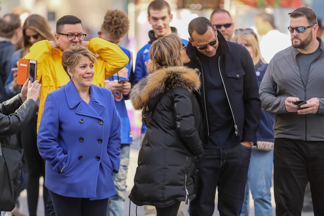Parece que la relación va viento en popa pues Alex ya hasta convive con su suegra. En esta foto aparece Guadalupe, la madre de la cantante.