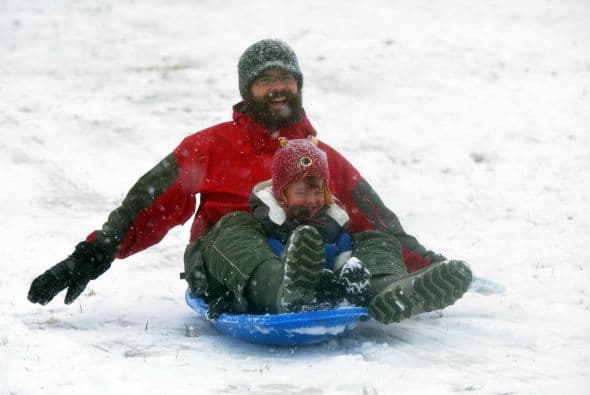 Mientras unos sufren los estragos de la tormenta invernal, otros aprovechan y se divierten con este fenómeno.