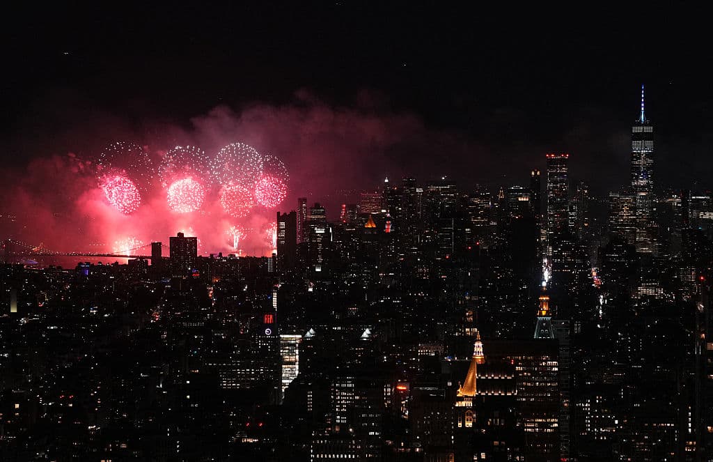 El evento incluyó 80,000 proyectiles con 11 efectos nuevos y 30 colores diferentes desde cuatro barcazas ubicadas en la parte baja del río.