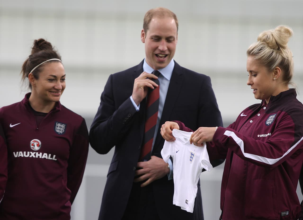 El príncipe William recibió de manos de sus integrantes una diminuta playera como regalo a la recién nacida.