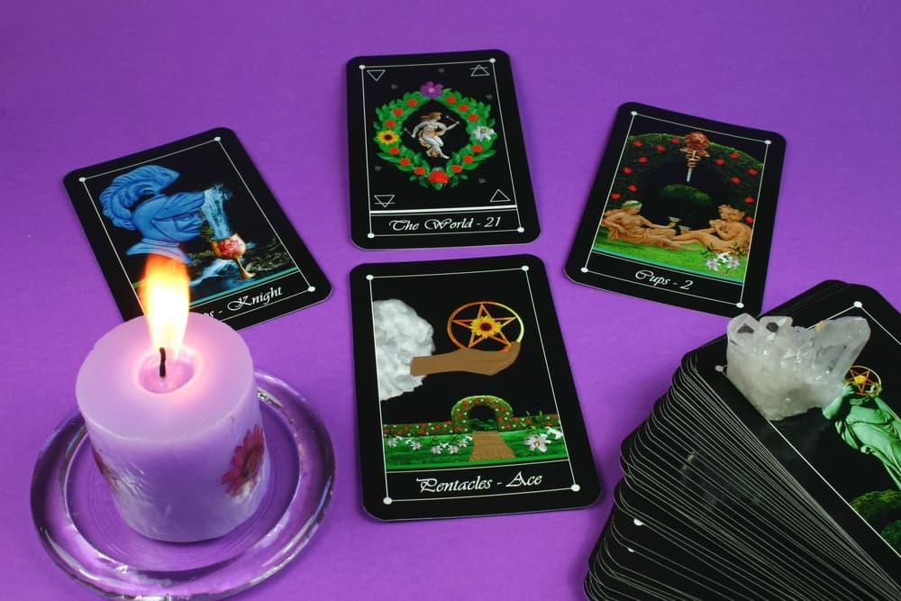 Elegiremos una carta al azar que será la que represente al consultante, su posición será la central.