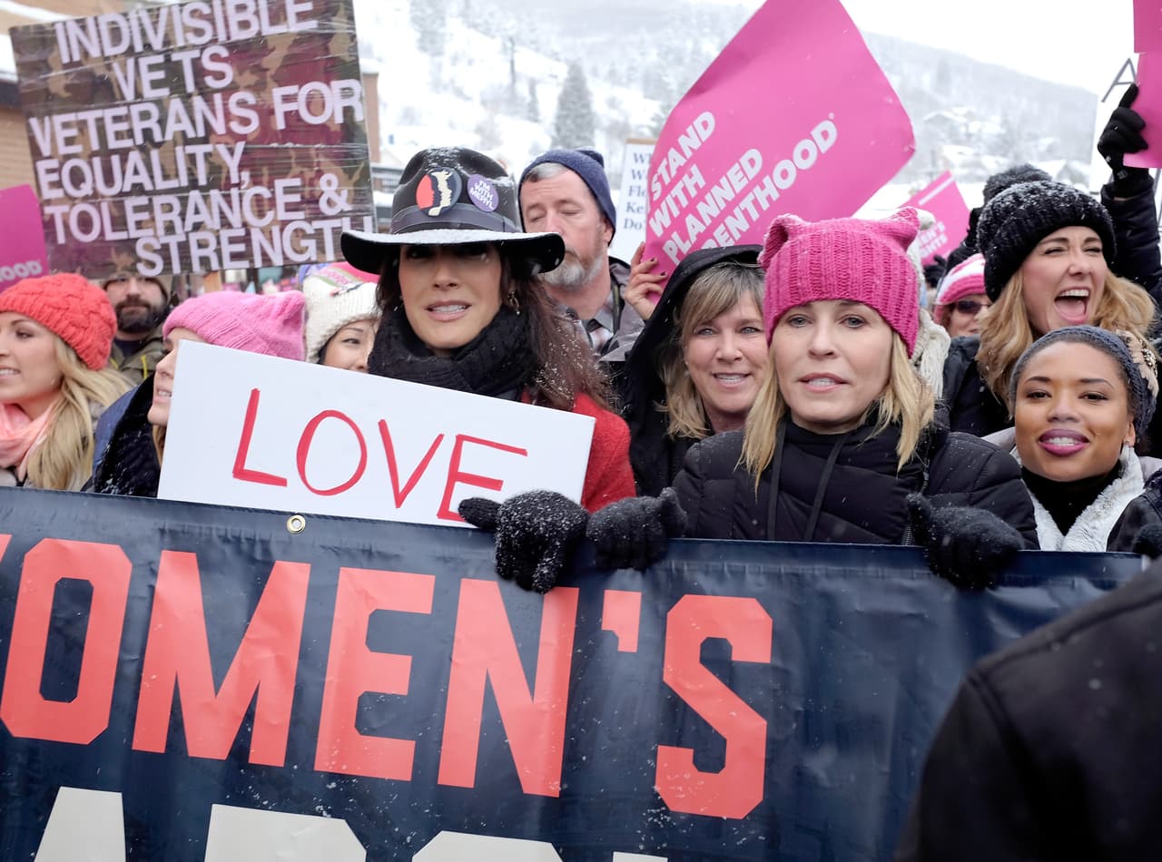 Jennifer Beals y Chealsea Handler en la Marcha de las Mujeres del festival de cine Sundance, en Park City, Utah.