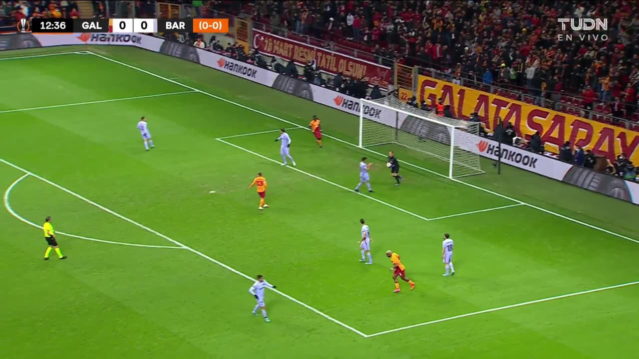 ¡TIRO ATAJADO! disparo por Ryan Babel.