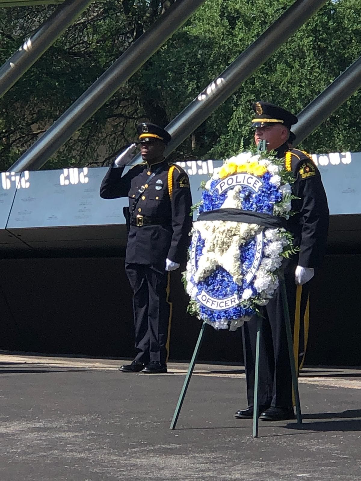 La emboscada del 7 de Julio terminó horas después cuando la policía detonó un artefacto explosivo que mató al sospechoso del tiroteo.
<br>