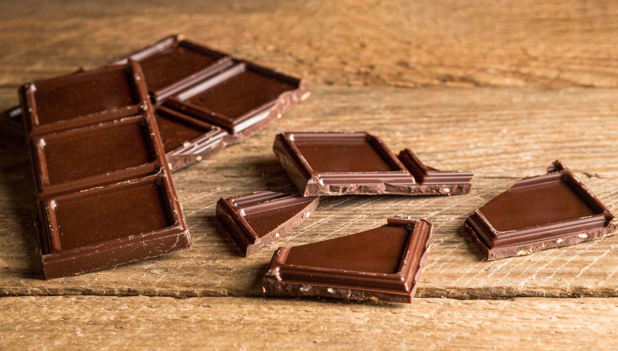 Originalmente, los fabricantes europeos de chocolate utilizaban leche en polvo para sus productos. En ese entonces, el chocolate se elaboraba en pequeñas cantidades, era caro y no estaba al alcance de todos. La receta de Hershey añadía azúcar a la leche y la condensaba para poder mezclarla con cacao en polvo y otros ingredientes, abriendo la primera fábrica en 1905. También desarrolló un método para producir la barra a gran escala.