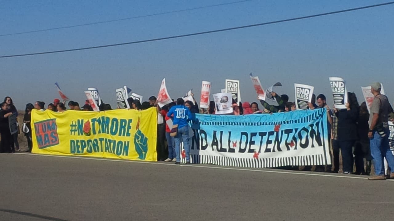 Durante la visita de los cantantes de Juanes y John Legend, decenas de personas se reunieron en las afueras del Centro de Detención Eloy , pidiendo un paro a las deportaciones.