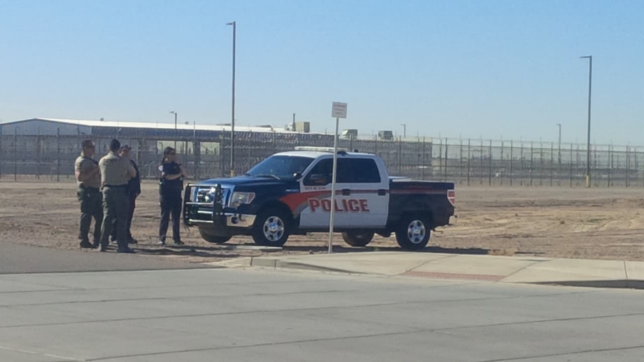 Durante la visita de los cantantes de Juanes y John Legend, decenas de personas se reunieron en las afueras del Centro de Detención Eloy , pidiendo un paro a las deportaciones.