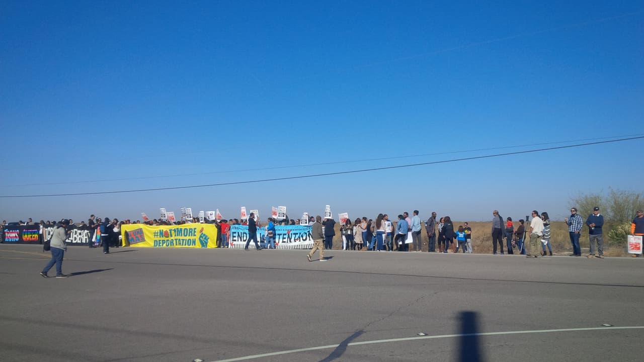 Durante la visita de los cantantes de Juanes y John Legend, decenas de personas se reunieron en las afueras del Centro de Detención Eloy , pidiendo un paro a las deportaciones.