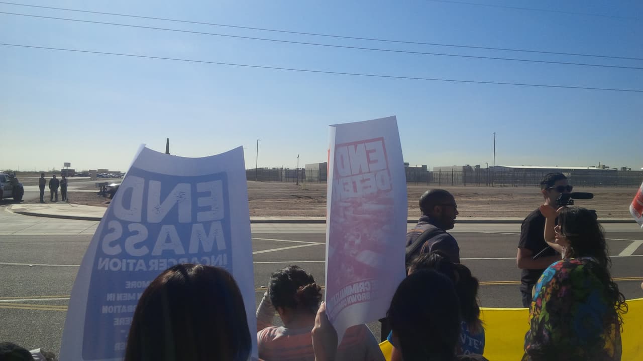 Durante la visita de los cantantes de Juanes y John Legend, decenas de personas se reunieron en las afueras del Centro de Detención Eloy , pidiendo un paro a las deportaciones.