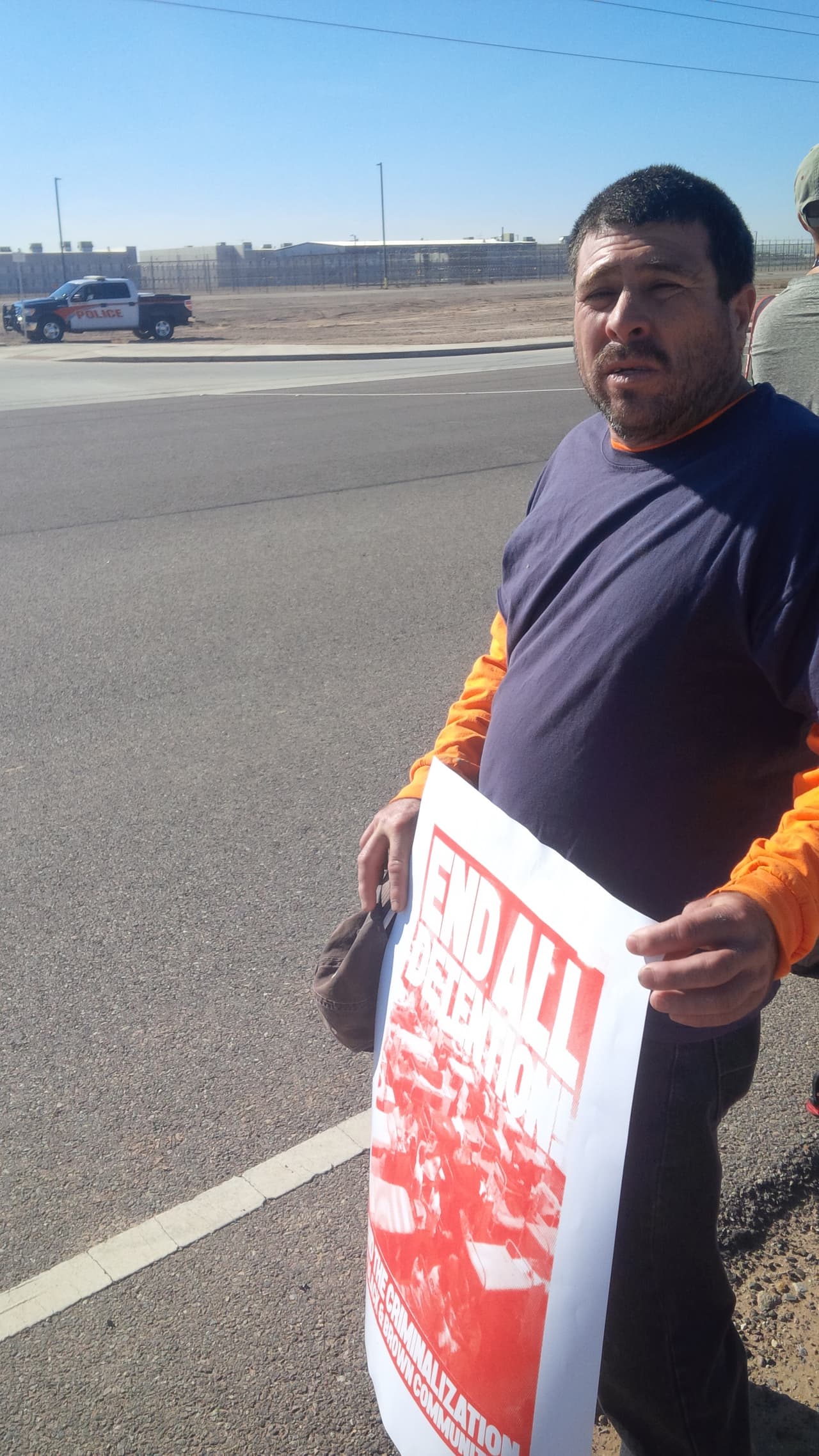 Durante la visita de los cantantes de Juanes y John Legend, decenas de personas se reunieron en las afueras del Centro de Detención Eloy , pidiendo un paro a las deportaciones.