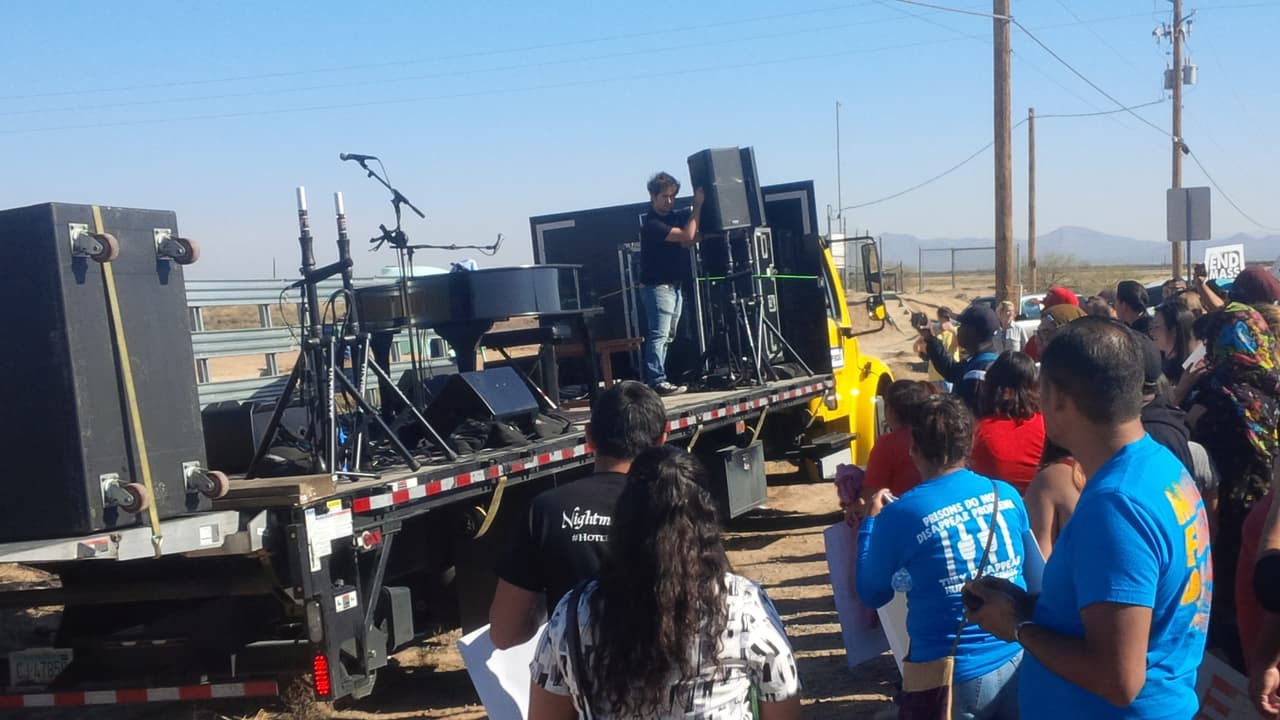 Durante la visita de los cantantes de Juanes y John Legend, decenas de personas se reunieron en las afueras del Centro de Detención Eloy , pidiendo un paro a las deportaciones.