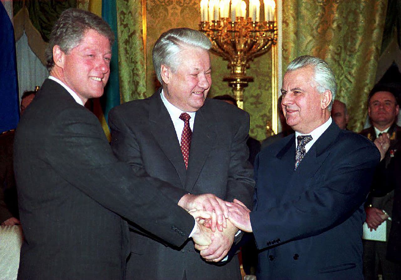 <b>Entrega de armas nucleares estratégicas a Rusia (1994)</b>
<br>
<br>Los presidentes Bill Clinton (Estados Unidos), Boris Yeltsin (Rusia) y Leonid Kravchuk, el primer presidente de Ucrania independiente. Habían firmado un acuerdo de desarme nuclear en el Kremlin en el que Ucrania se comprometía a entregar todas sus armas nucleares estratégicas a Rusia para su destrucción a cambio del respeto por la soberanía. 
<br>
<br>Después del colapso de la Unión Soviética, Ucrania se había quedado con la tercera reserva nuclear más grande del mundo. Entre 1994 y 2004 Ucrania fue gobernada por Leonid Kuchma, quien ayudó en la transición de Ucrania de una república soviética a una sociedad capitalista.
<br>