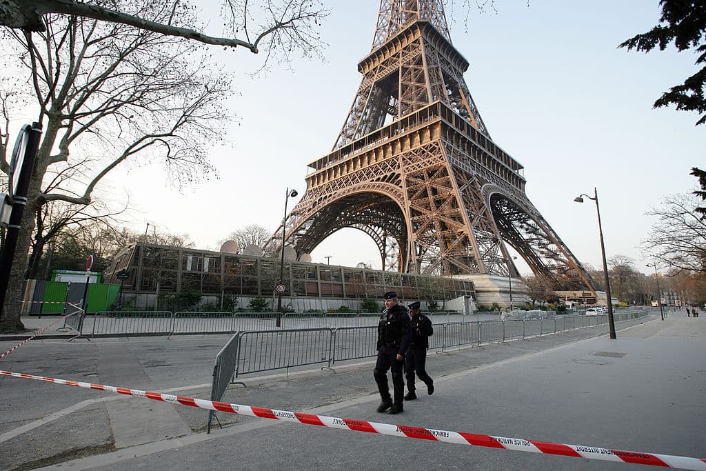 Proponen un muro de vidrio para proteger la Torre Eiffel