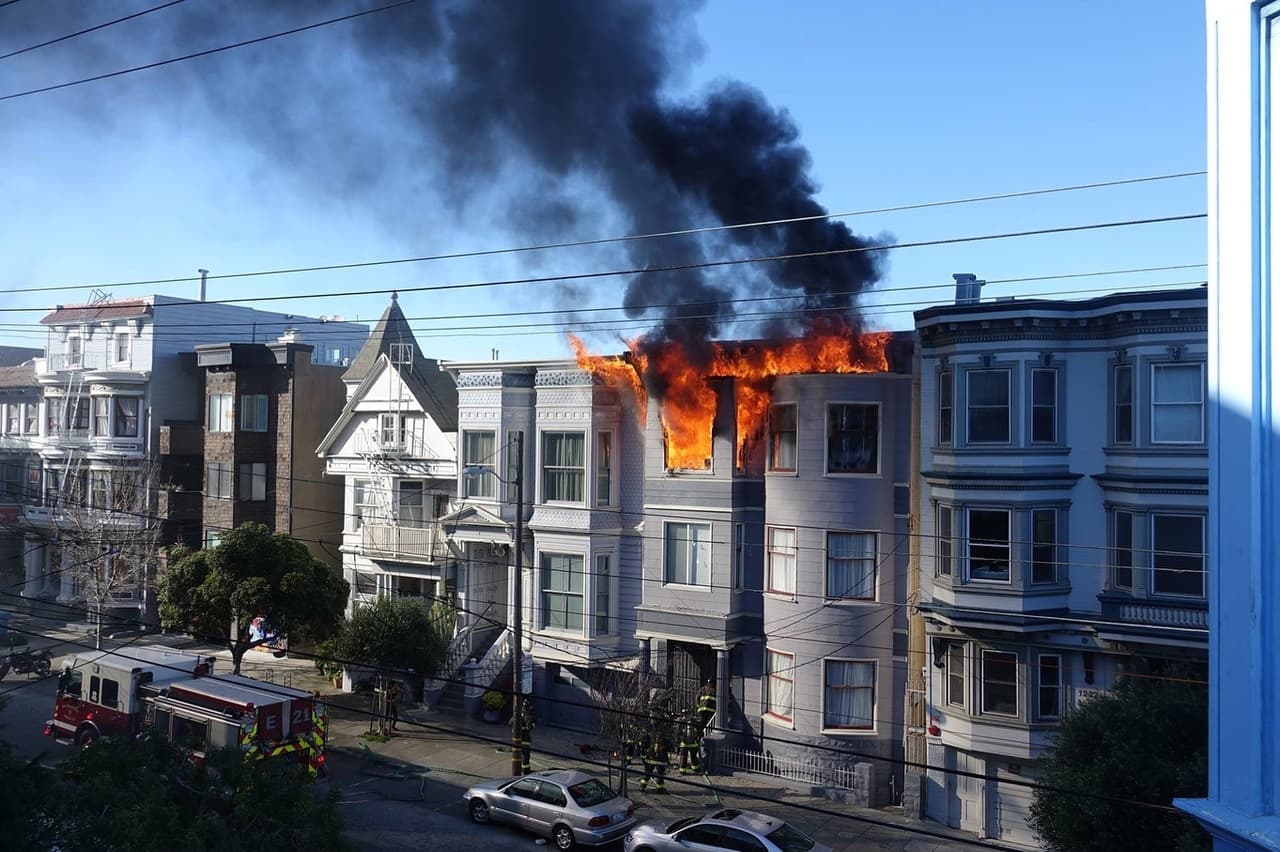 Videos publicados en redes sociales mostraban las incesantes llamas saliendo por las ventanas del último piso.
<br>