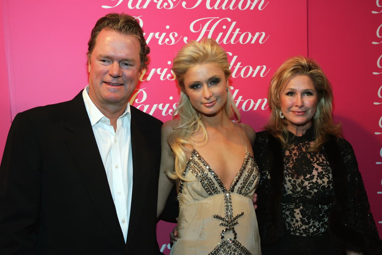 También como la hija de Richard Hilton y de Kathy Avanzino.